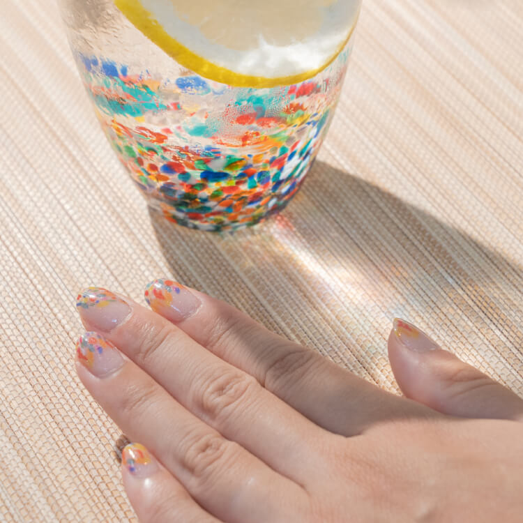 アデリア株式会社様_ネイルシール(22枚タイプ)「NEBUTA」-ネイルシール貼った手と津軽びいどろのグラス-写真