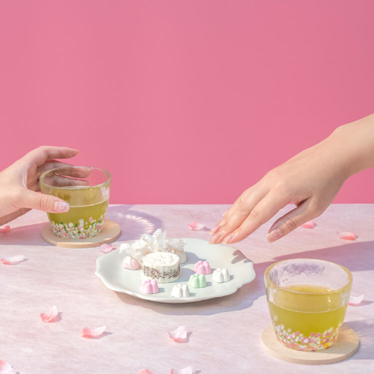 アデリア株式会社様_ネイルシール(22枚タイプ)「さくらさくら」-ネイルシール貼った手で津軽びいどろのグラスでお茶会-写真