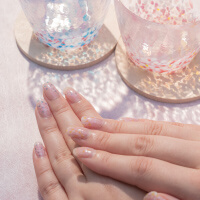 アデリア株式会社様_ネイルシール(22枚タイプ)さくらさくら」-ネイルシール貼った手と津軽びいどろのグラス-サムネイル写真