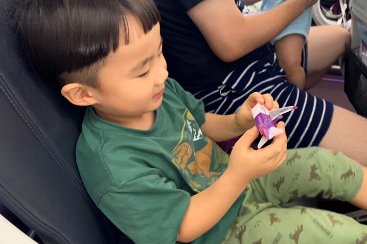 飛行機内で組み立てる様子