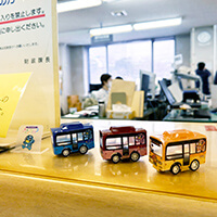 多治見市役所 都市計画部様_PPクラフト プルバックカー(バス)「ききょうバス・オレンジ」-赤、青と共に飾っている-サムネイル写真