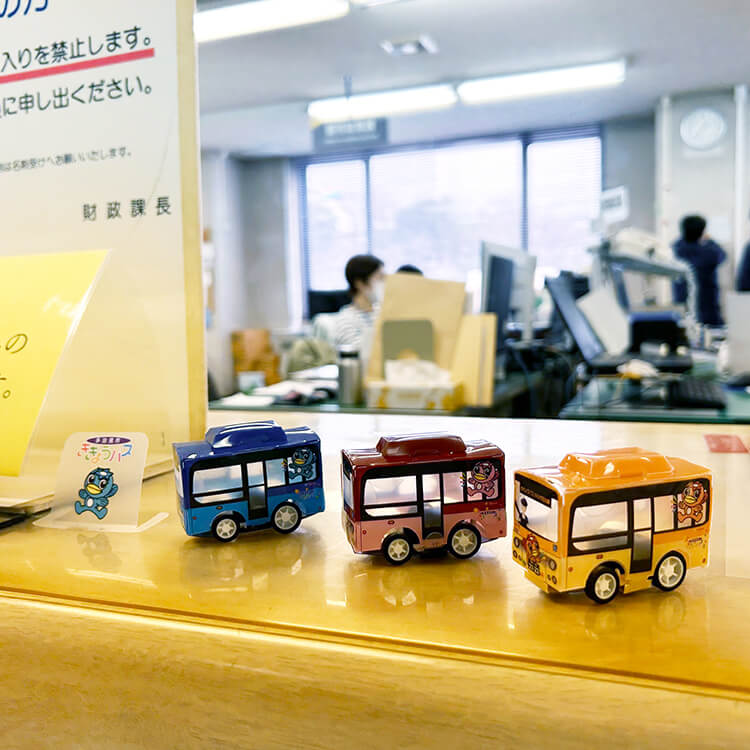 多治見市役所 都市計画部様_PPクラフト プルバックカー(バス)「ききょうバス・オレンジ」―赤、青と共に飾っている-写真