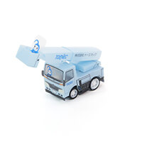 株式会社トーエネック様_PPクラフト プルバックカー(高所作業車)「TOENEC」-つながルンがかごに乗っている-サムネイル写真