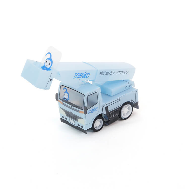 株式会社トーエネック様_PPクラフト プルバックカー(高所作業車)「TOENEC」―つながルンがかごに乗っている-写真