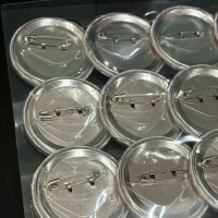 株式会社アパイシュナール様_バッジ装着シート-うら-サムネイル写真