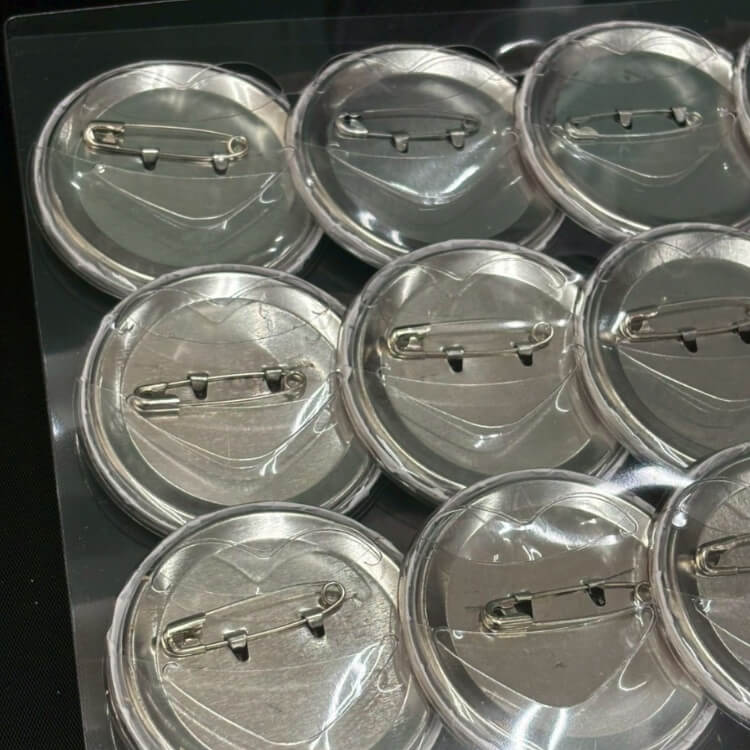 株式会社アパイシュナール様_バッジ装着シート-うら-写真