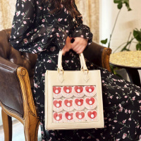 株式会社アパイシュナール様_バッジ装着シート-カバンに入れたイメージ-サムネイル写真