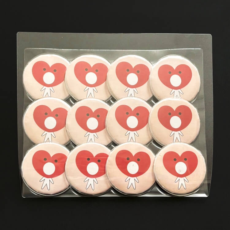 株式会社アパイシュナール様_バッジ装着シート-写真