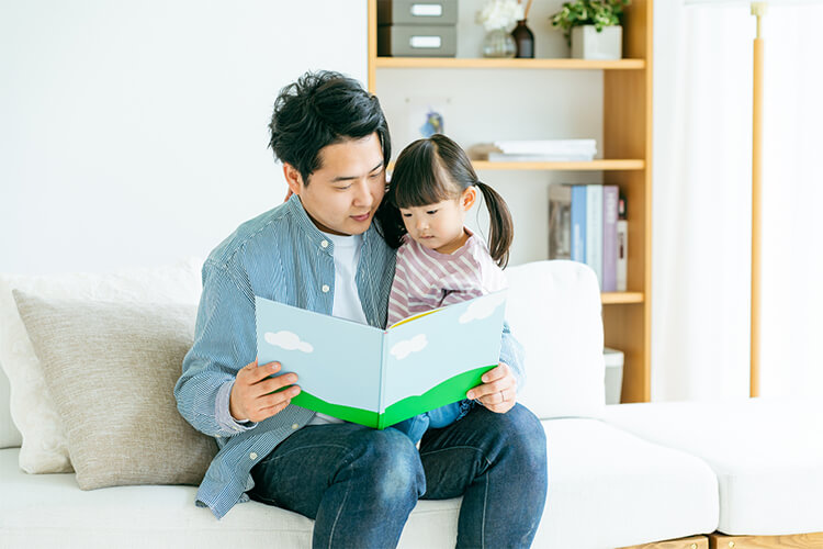 親子で絵本読みイメージ‐写真