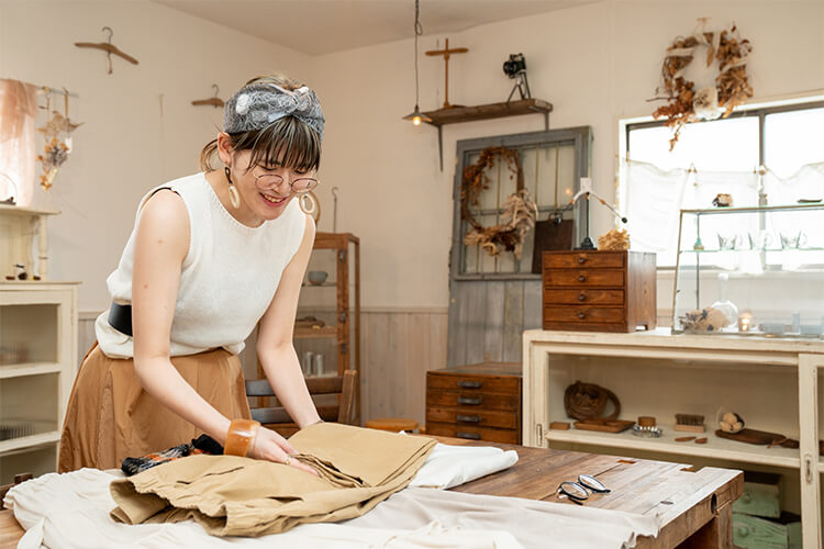 雑貨店のお姉さんイメージ‐写真