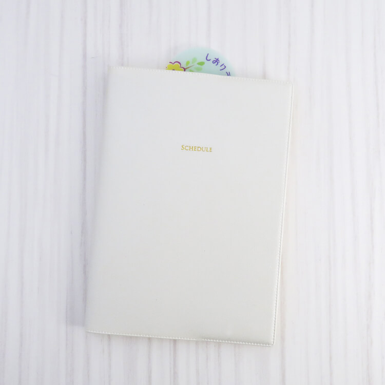 手帳にはさんで持ち運びでき、どこでも扇げます。