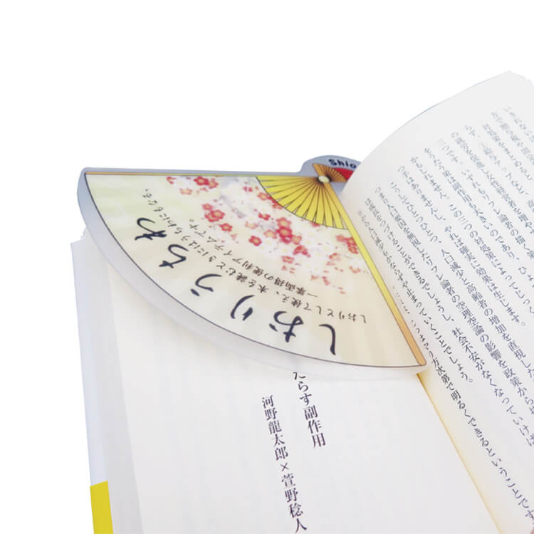 本にひっかけてしおりとして使用します。