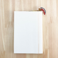 本にはさんで持ち運びでき、どこでも扇げます。