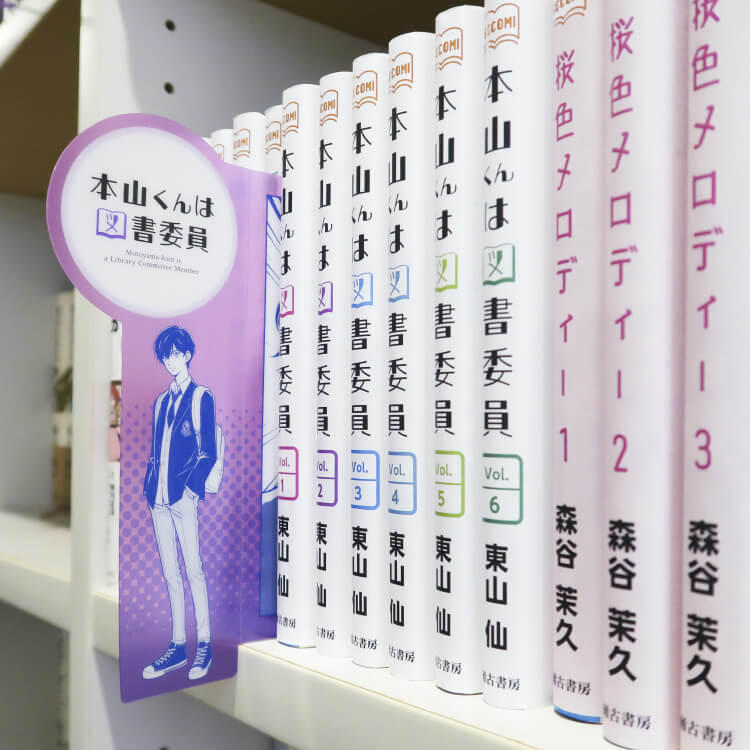 本棚が書店の「棚差しPOP」のようになる-写真