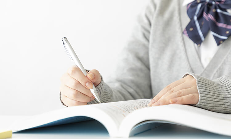 【写真】オリジナルうちわの使用シーン-学生が勉強しているイメージ