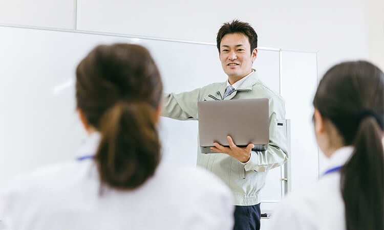 【写真】オリジナルうちわの使用シーン-セミナー開催中のイメージ