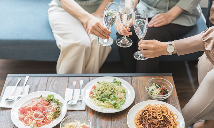【写真】オリジナルうちわの使用シーン-レストランで食事中のイメージ