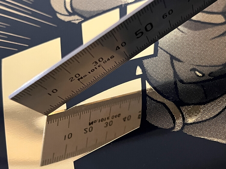 高い鏡面性で高級感 