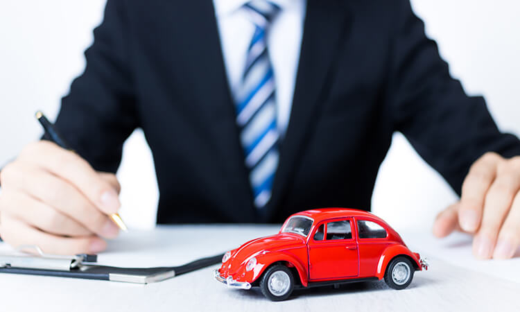 カーディーラーの店舗へ来店し話をするイメージ画像です。