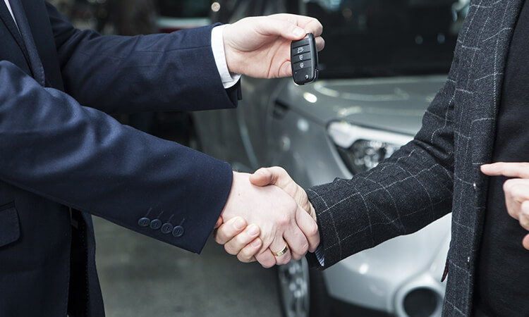 商談成立後に車のカギをお渡しするイメージ画像です。